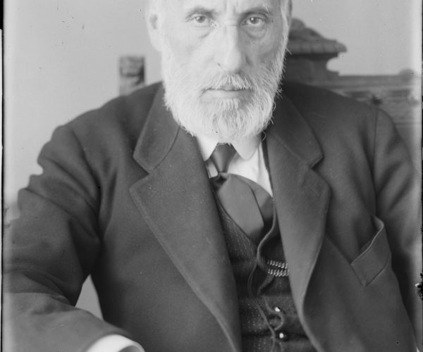 Cajal. Un retrato formal en blanco y negro muestra al distinguido científico español Santiago Ramón y Cajal. Su mirada directa e intensa transmite el profundo intelecto que revolucionó nuestra comprensión del cerebro humano.